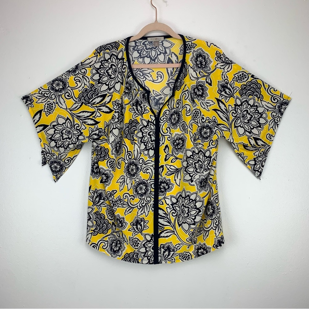 Roz and Ali Womens Plus size 1X Yellow Black Floral Short Sleeve Blouse.